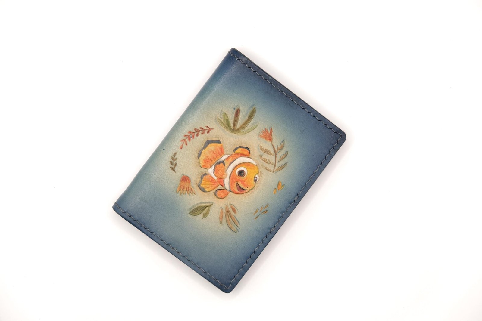 Mini Leather Wallet with Hand-Carved Clownfish – Ocean Animal Wallet, Handmade Leather Wallet, Unique Gift - Image 6