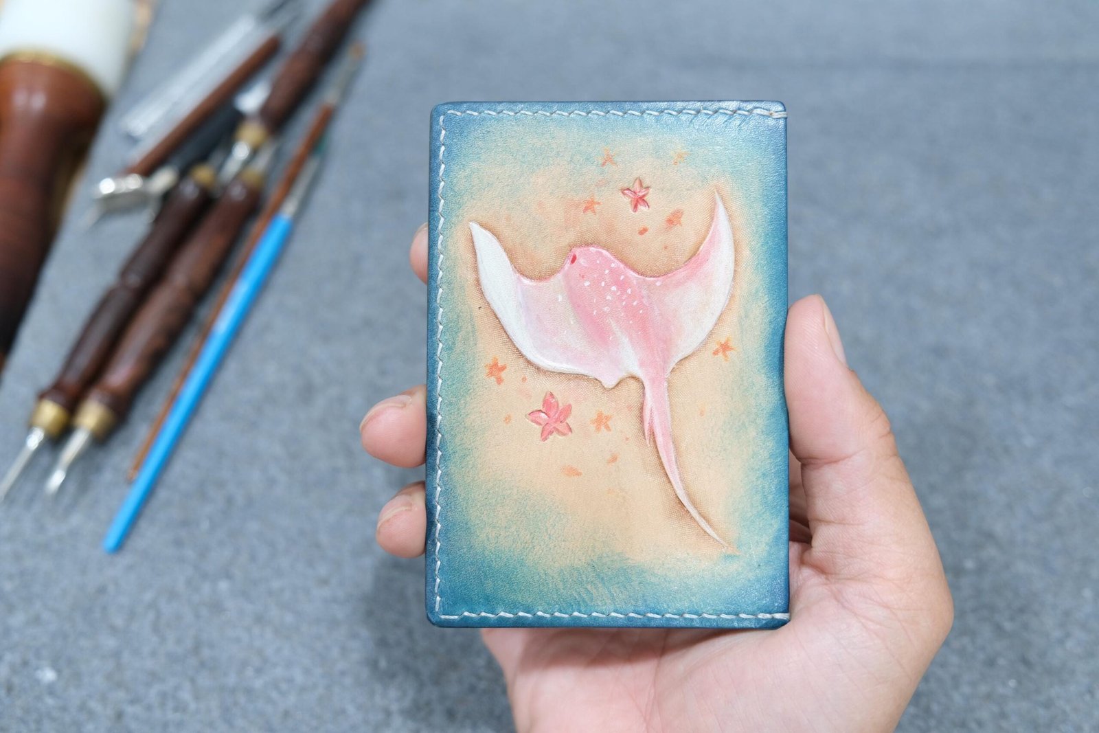 Leather Card Holder with Pink Stingray – Hand-Carved Ocean Art Wallet, Gift for Sea Lovers - Image 2