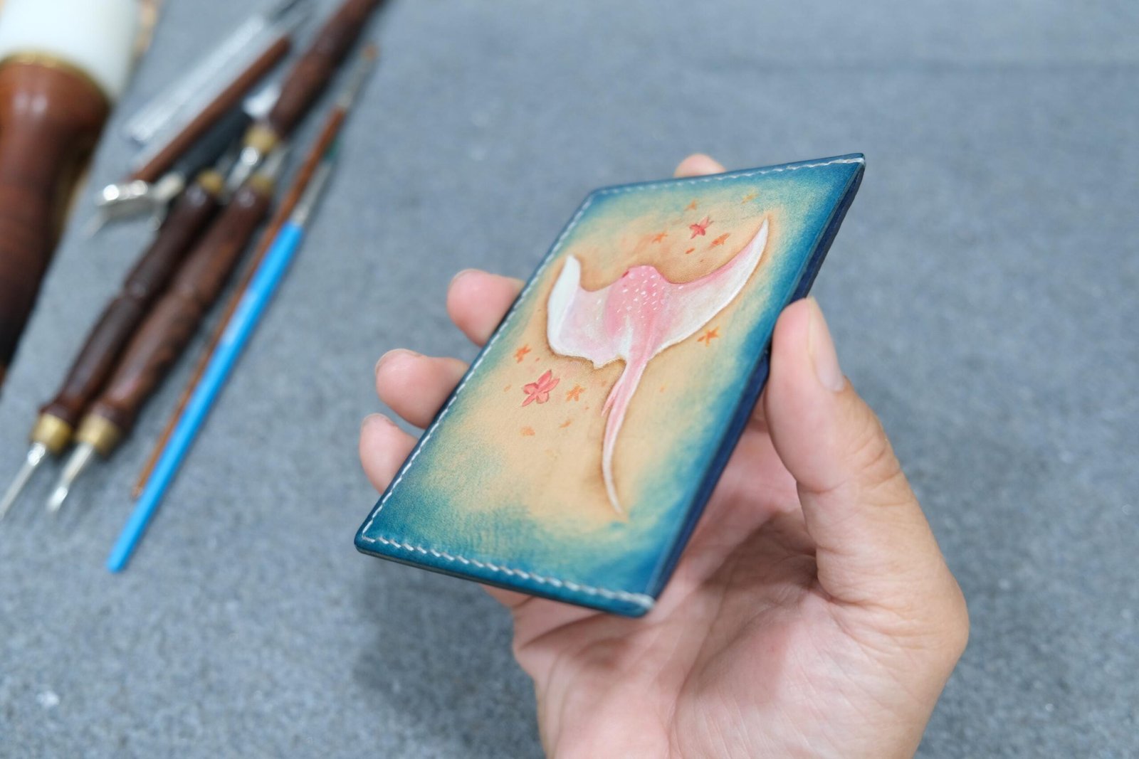 Leather Card Holder with Pink Stingray – Hand-Carved Ocean Art Wallet, Gift for Sea Lovers - Image 3