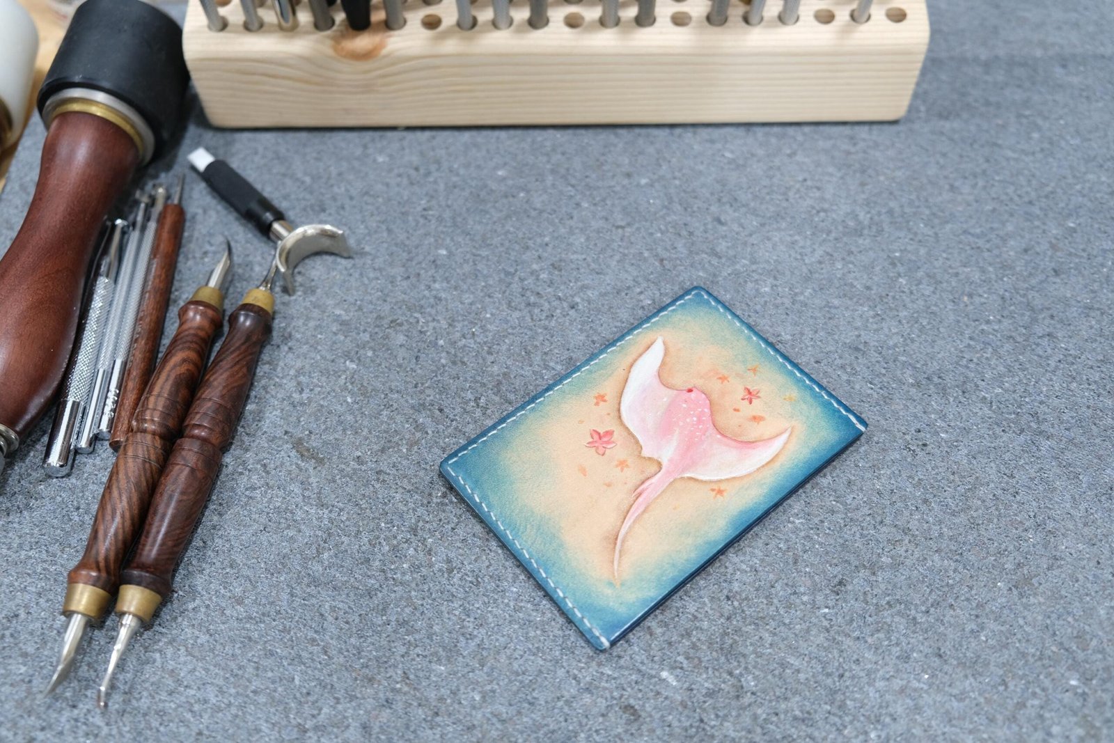 Leather Card Holder with Pink Stingray – Hand-Carved Ocean Art Wallet, Gift for Sea Lovers - Image 7