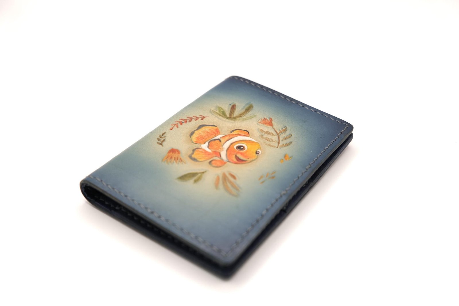 Mini Leather Wallet with Hand-Carved Clownfish – Ocean Animal Wallet, Handmade Leather Wallet, Unique Gift - Image 3